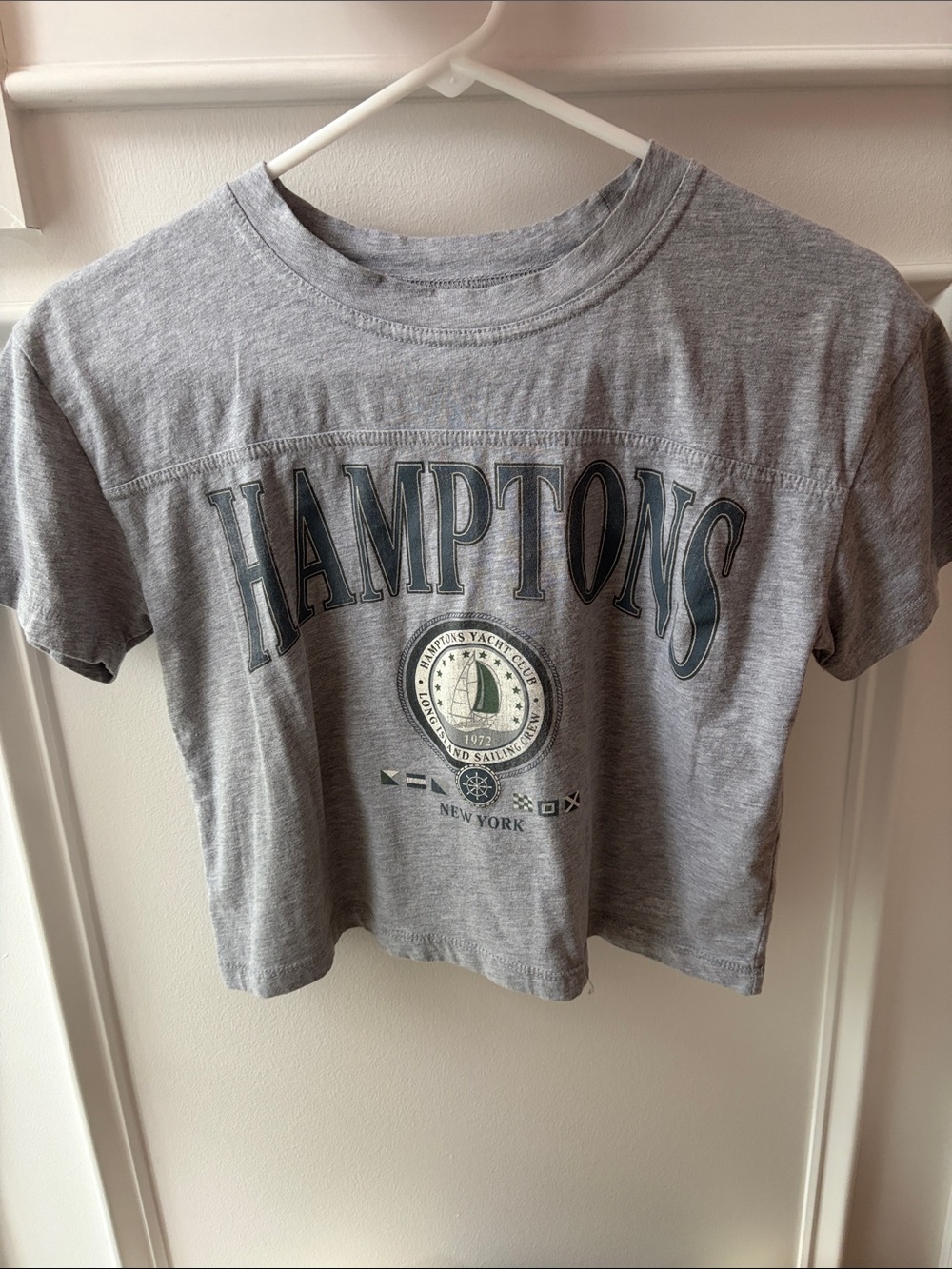 Hamptons Graphic Crop Top - Gray
